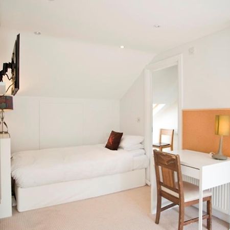 Отель Veeve House Tennyson Road Kilburn Лондон Экстерьер фото