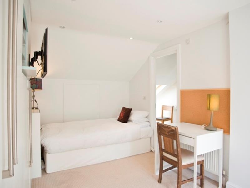 Отель Veeve House Tennyson Road Kilburn Лондон Экстерьер фото